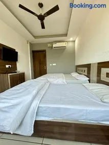 Laksh hotel,Proprietor Dilbag - Image 4