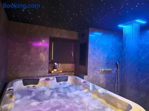 Suite romantique avec jaccuzzi - proche des lacs - La secrète room - Image 4