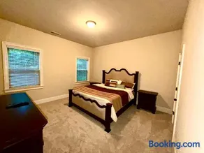 Luxury Atlanta Home in Gated Community - Image 2