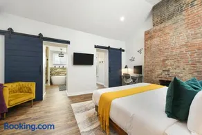 HostWise Stays - The Larryville - Amazing Bathroom, Perfect Location, Custom Build - Image 2