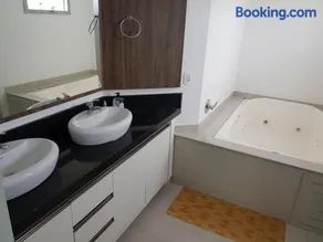 APARTAMENTO AMPLO - 3 SUÍTES - VISTA DESLUMBRANTE para O MAR NO CENTRO DE ITAPEMA, SC - Image 3