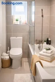 2BR Ground-Floor Flat with Free Parking - Image 3