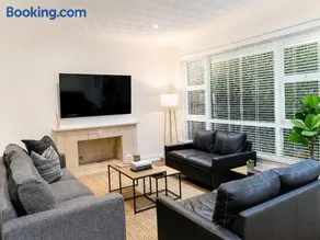 Light-Filled Modern Home 3BR Pet-Friendly 5km-CBD - Image 1