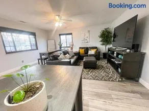 Side-by-Side Family Apartments - Sleeps 15 Total - Image 4