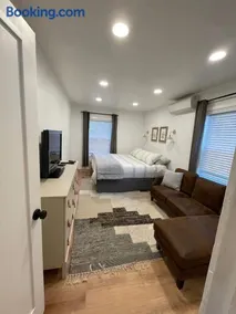 Charming 2 bedroom house 1 mile from U of O - Image 2