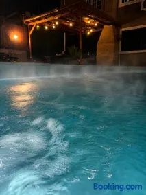 Espaço Privativo com Piscina Aquecida e Ambiente Exclusivo - Image 1