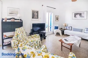 Traditional top floor 90 meters from the beach - Image 2