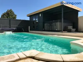 GuestHouse La Costière - logements indépendants - espace piscine jacuzzi - Image 1