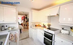 1-bed Seaside Retreat - Sleeps 2, Parking & Garden - Image 2