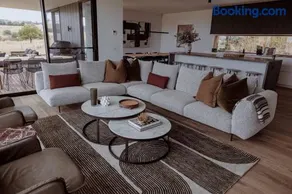 The Horned Cow - award winning luxe semi-rural house 10mins from Orange - Image 2