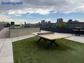 Prime Location Rooftop Pool Hot Tub & Gym - Image 3