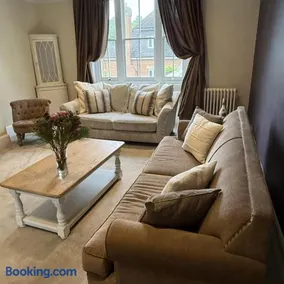 Walk to Royal Ascot - Luxury 4 bed apartment - Image 3