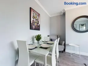 Comfortable 3 Bedroom House Sleeps 5 With WiFi - Image 2
