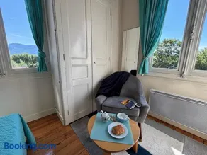 Small Central studio blue solo - Image 2