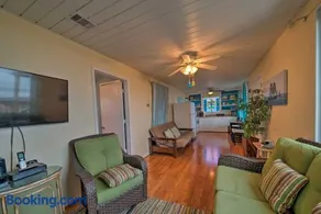 Galveston Getaway With Deck And Yard Walk To Beach - Image 4