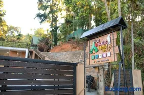 Eco Knuckles Holiday Lodge - Image 2