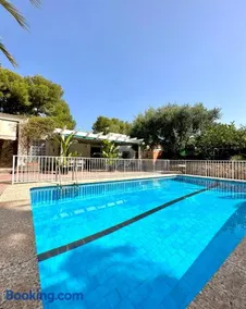 Villa con jardín y piscina privada - Image 3
