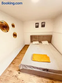 Luxury 1BR Holiday Haven 10-Min Train to Center & Airport Access - Image 2