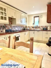 Pretty Wood Cottage Grown-up Escape in a Private Meadow - Image 4