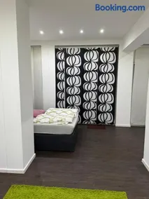 Luxuriöse Wohnung mit eigenem Garten - Image 5