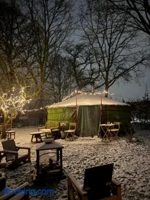 Het binnenerf yurt en keetjes - Image 2