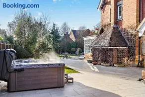 Luxury Detached House in Large Private Grounds, with Outdoor Jacuzzi and Sauna - Image 4
