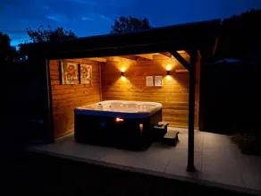 Woning met voorverwarmde, overdekte jacuzzi in de tuin - Image 1