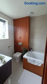 Double bed, ensuite, off street parking - Image 4