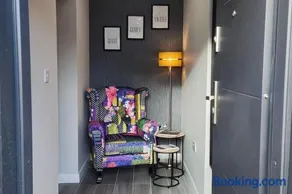 Comfortable 1 Bed flat with Air Con - Image 4