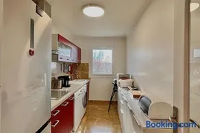 80 m Apartment with Sea & Pool View Sleeps 6 - Image 5