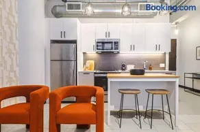 DTLA 2BR Loft with Hot Tub & Rooftop Pool! - Image 4