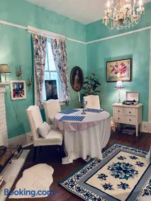 3BR Parisian Penthouse sleeps 5 w Balcony on Streetcar!! - Image 2