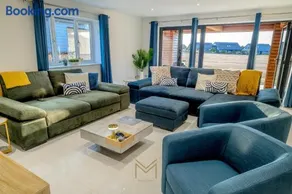Luxury Lodge in the Cotswolds with Direct Golf View - Image 2