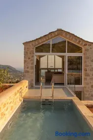 Eks Mani Peninsula Retreat - Image 1
