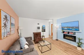 Walk to Beach & Bay, Stylish PB 2BR, Fireplace - Image 1
