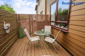 Beautiful 1 BR apt with private patio and free parking - Image 2