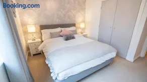 Hansen Court - Stylish Bay Apartment with Parking and River Views - Image 2