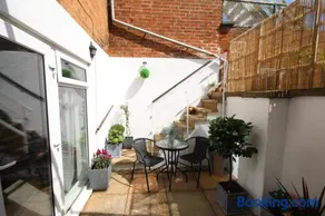The Courtyard Apartment - Image 5