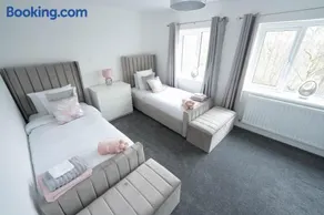 Entire Modern Home with Private Parking for 6/8 Persons - Image 5