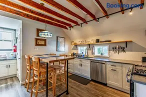 Private Renovated Apt w WasherDryer near dwntwn - Image 1