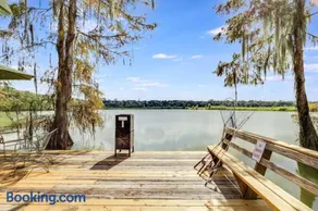 Bayou Oaks-Sleeps 12-Private Lake with Fish - Image 2
