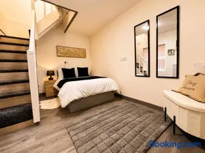 Flat 5 min From Stadium - Image 3