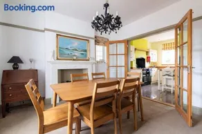 Large 4 Bed House with Games Room and Parking in Leicester - Image 2