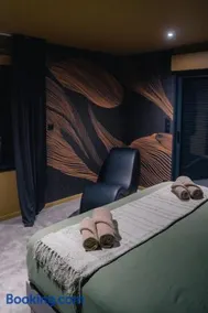 Proche de Rennes, La luxueuse Suite Joséphine, jacuzzi et sauna privatif, loveroom bien être - Image 3
