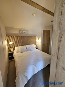 Jurassic Bliss - stylish static caravan with partial sea view at Durdle Door - Image 2
