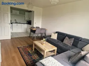 2 BedRoom Flat Near Heathrow & Windsor Free Parking - Image 3