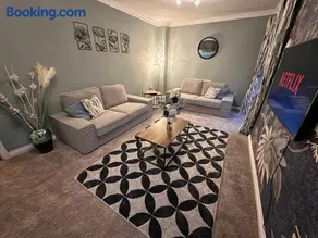 Cosy detached 3-bed, free parking, near Manchester - Image 5