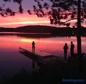 Peaceful lakeside cottage great for a staycation. - Image 1