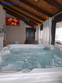 Natura Lux Holiday House with Pool and Jacuzzi - Image 4