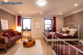 Green Valley Lounge Apartment - Image 1